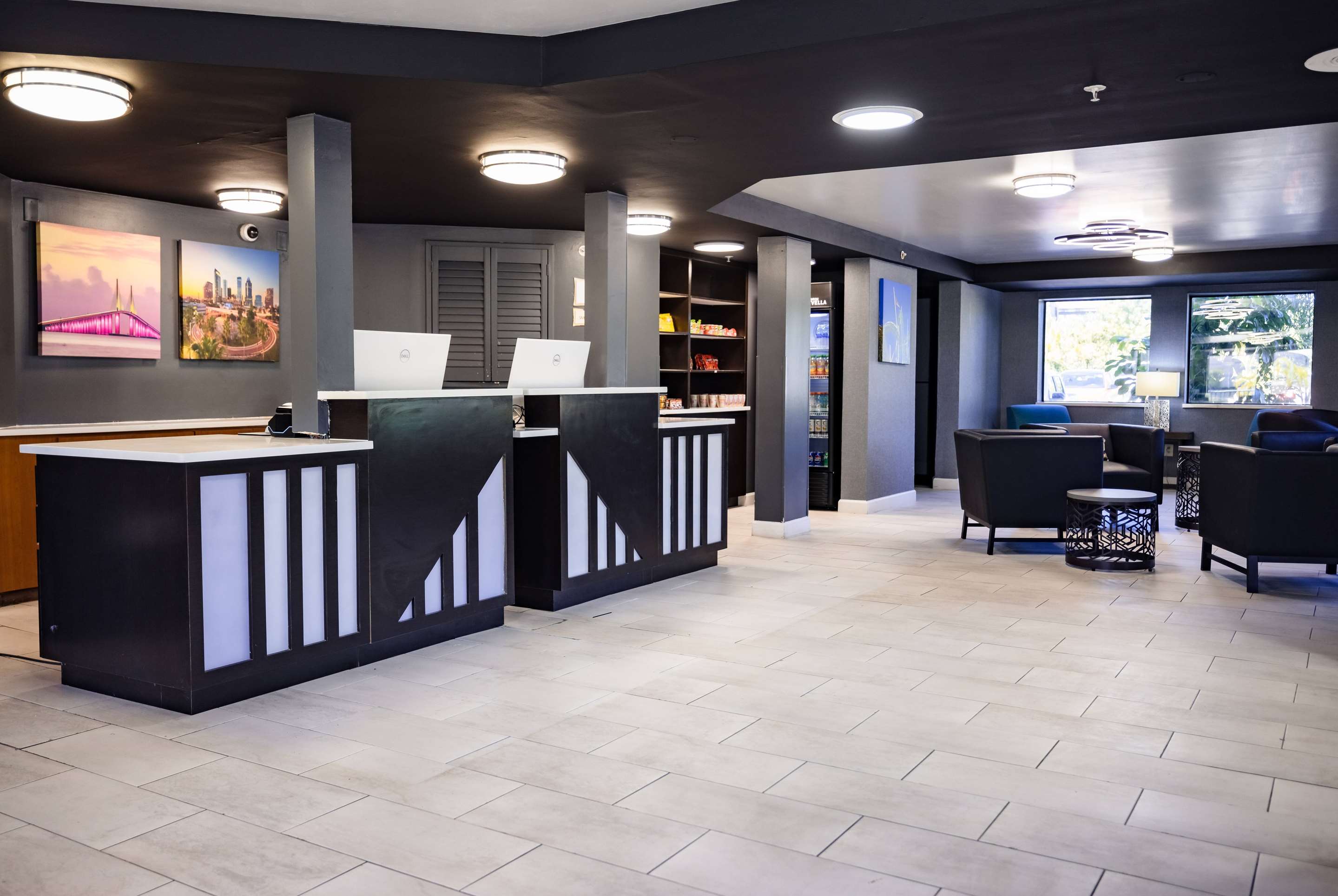 Lobby | La Quinta Inn by Wyndham Tampa Near Busch Gardens