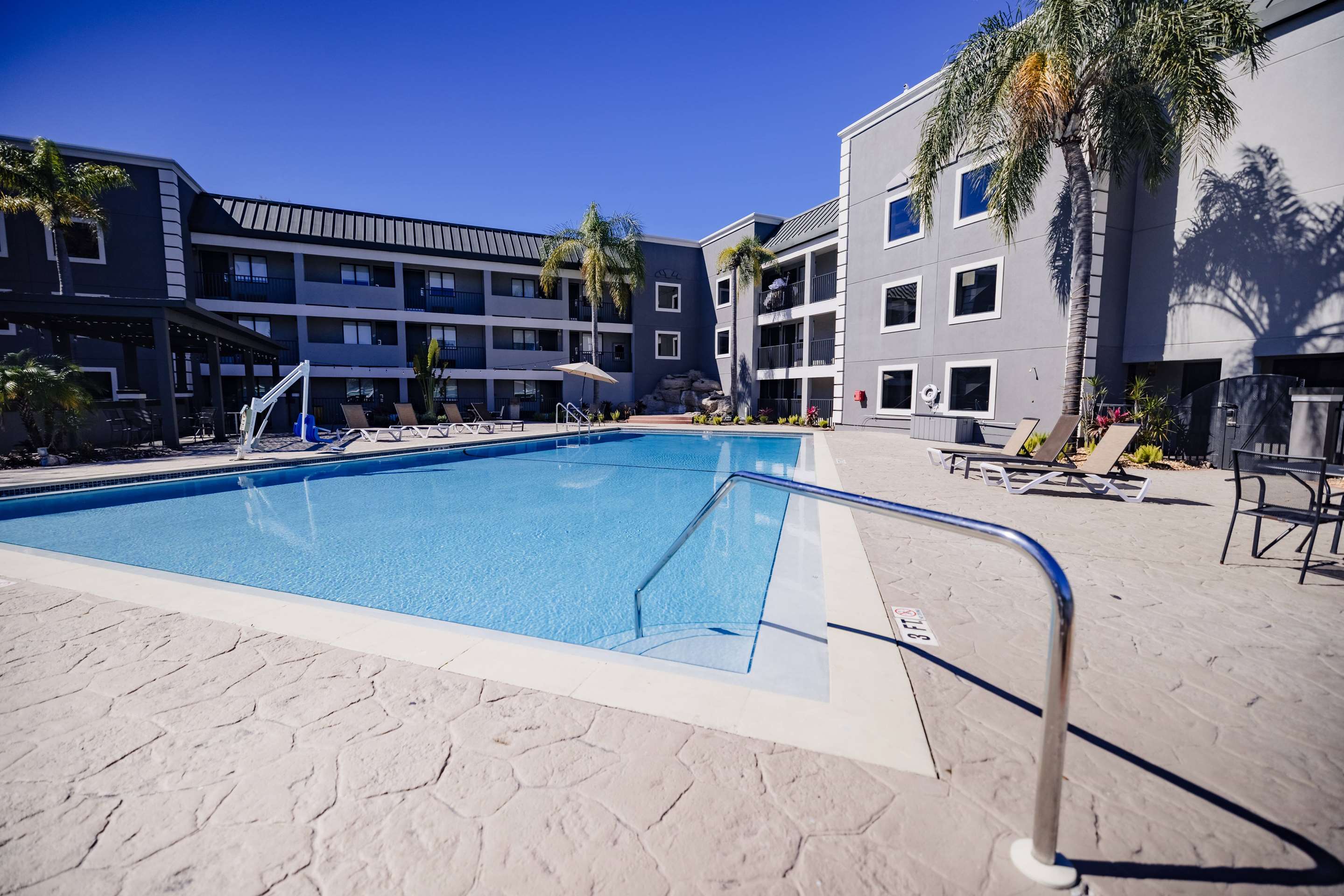 Pool | La Quinta Inn by Wyndham Tampa Near Busch Gardens