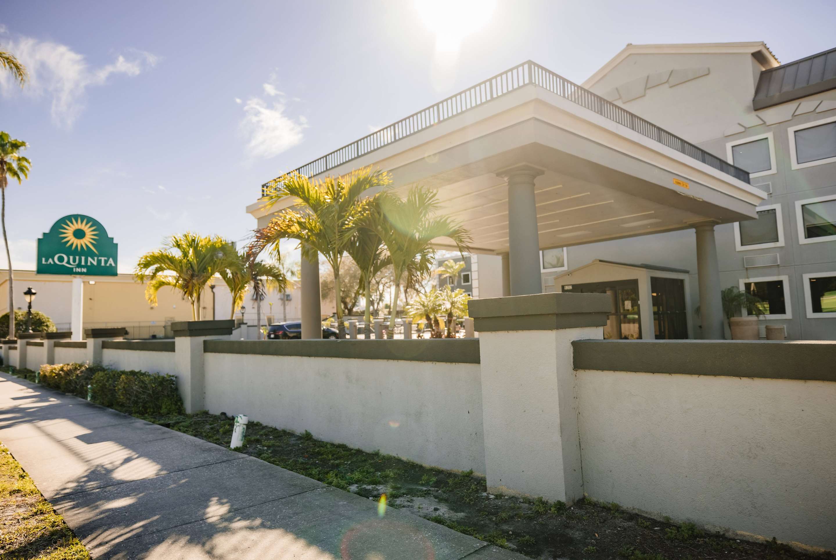 Exterior | La Quinta Inn by Wyndham Tampa Near Busch Gardens