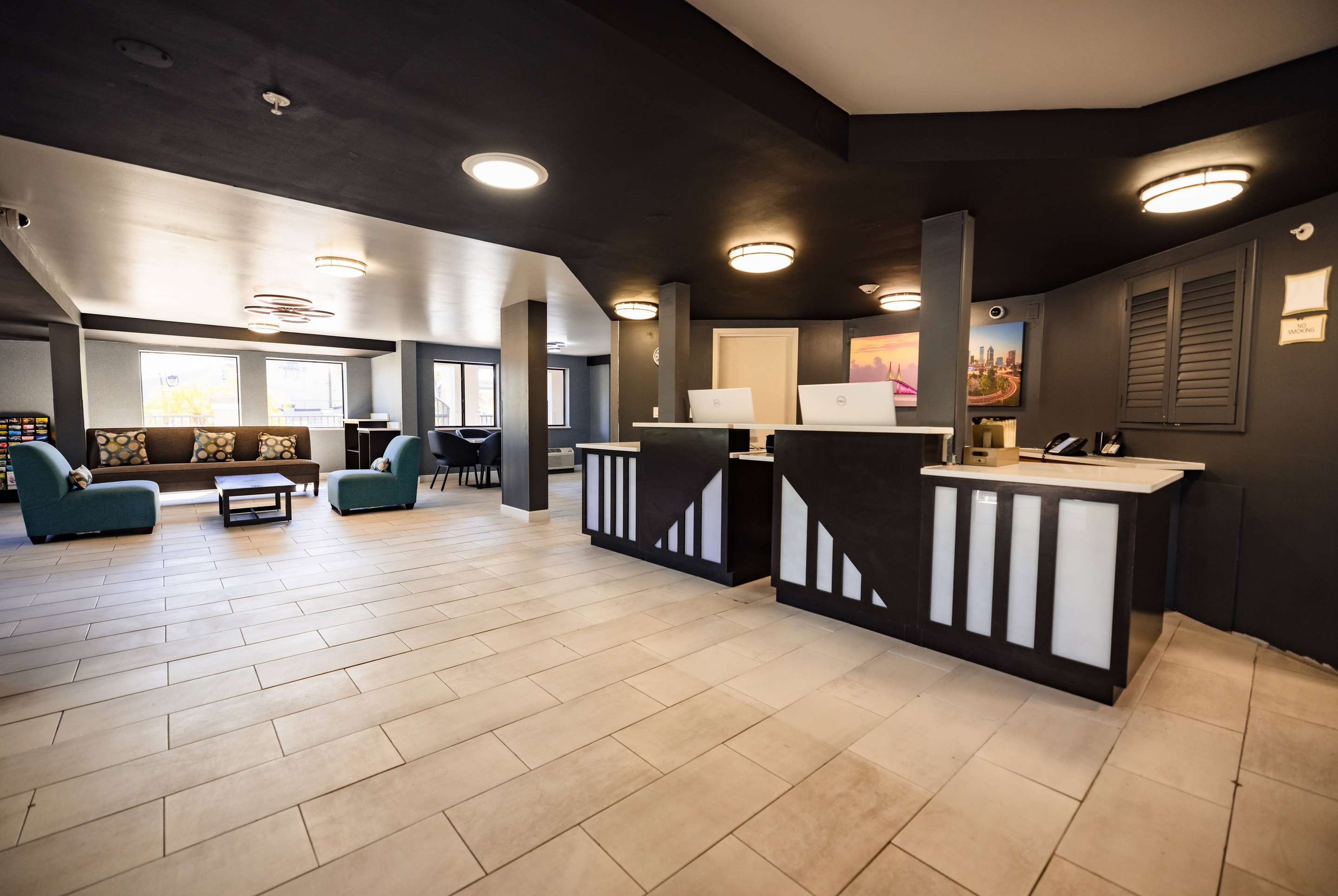 Lobby | La Quinta Inn by Wyndham Tampa Near Busch Gardens