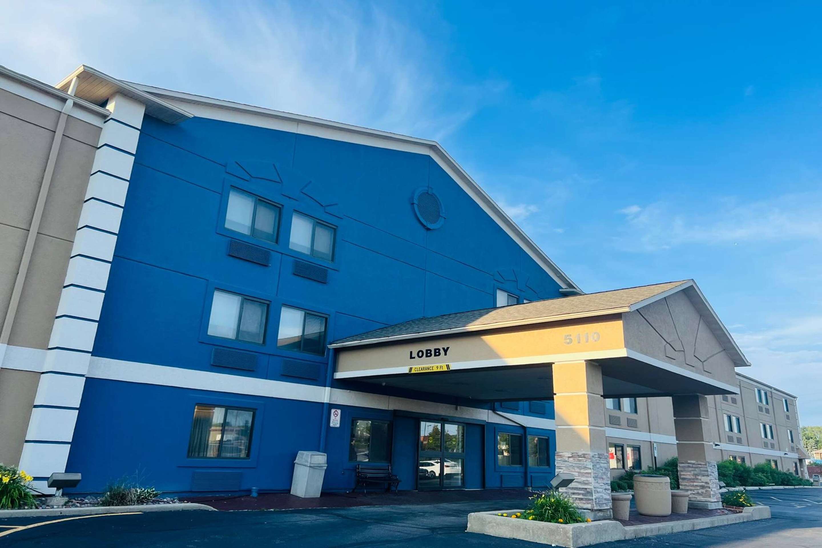 Exterior | La Quinta Inn by Wyndham Milwaukee Glendale Hampton Ave
