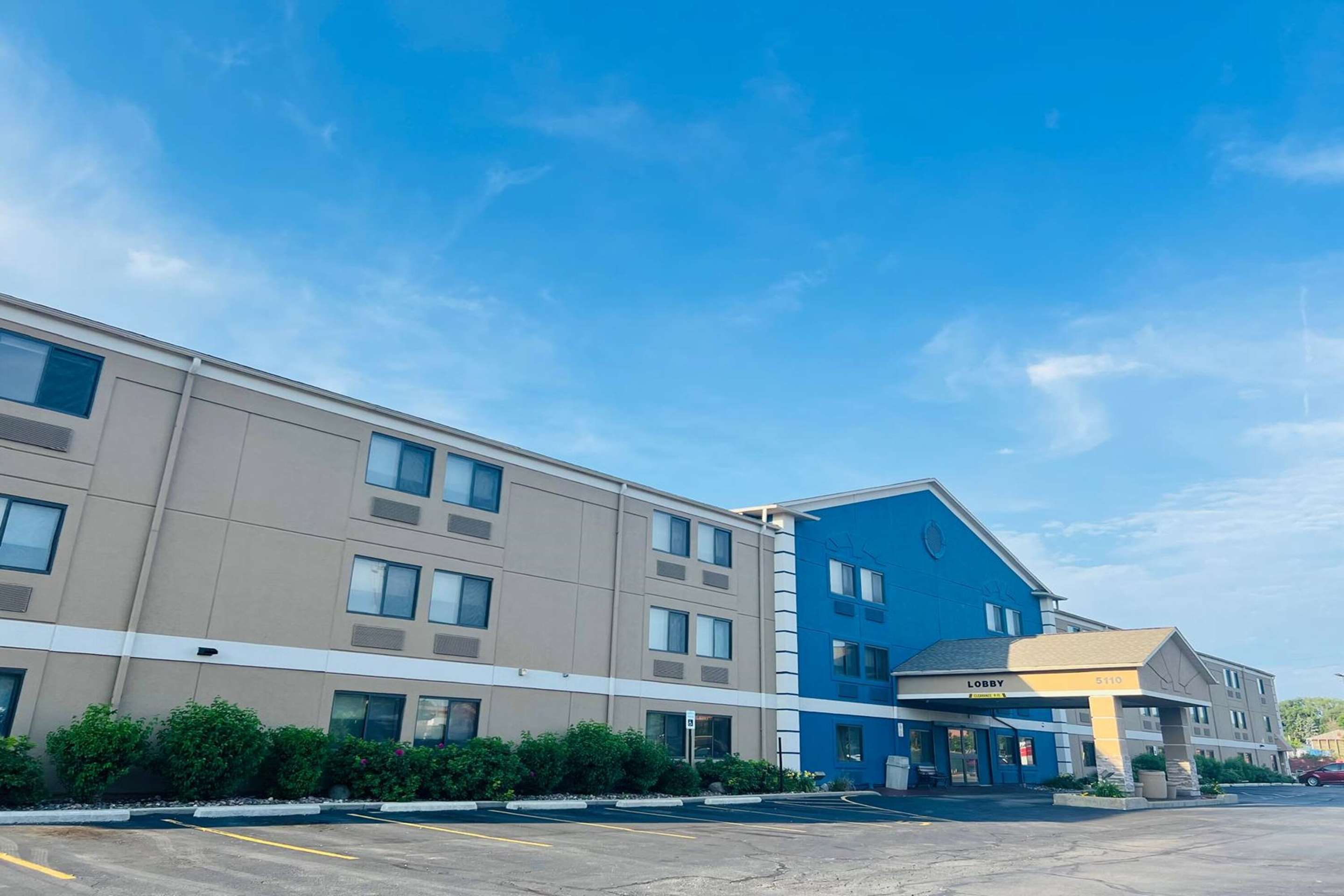 Exterior | La Quinta Inn by Wyndham Milwaukee Glendale Hampton Ave