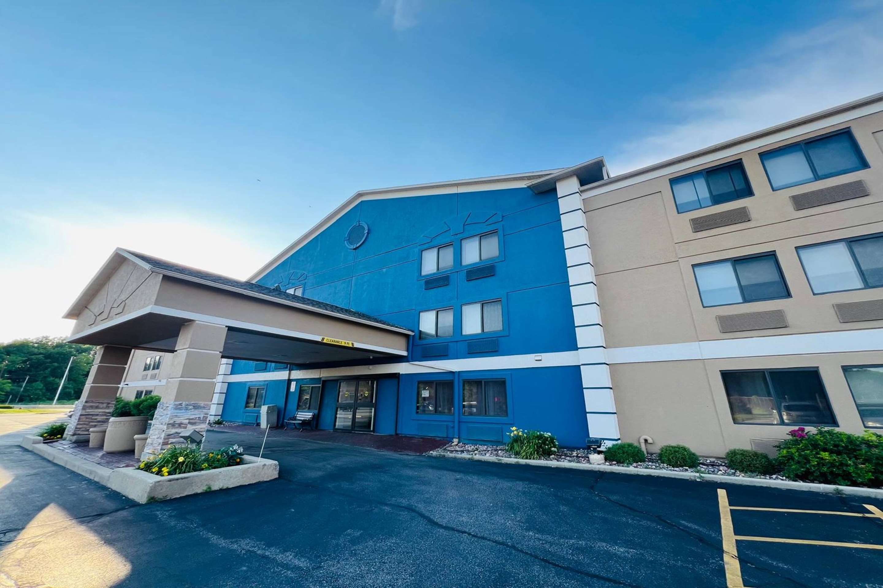 Exterior | La Quinta Inn by Wyndham Milwaukee Glendale Hampton Ave