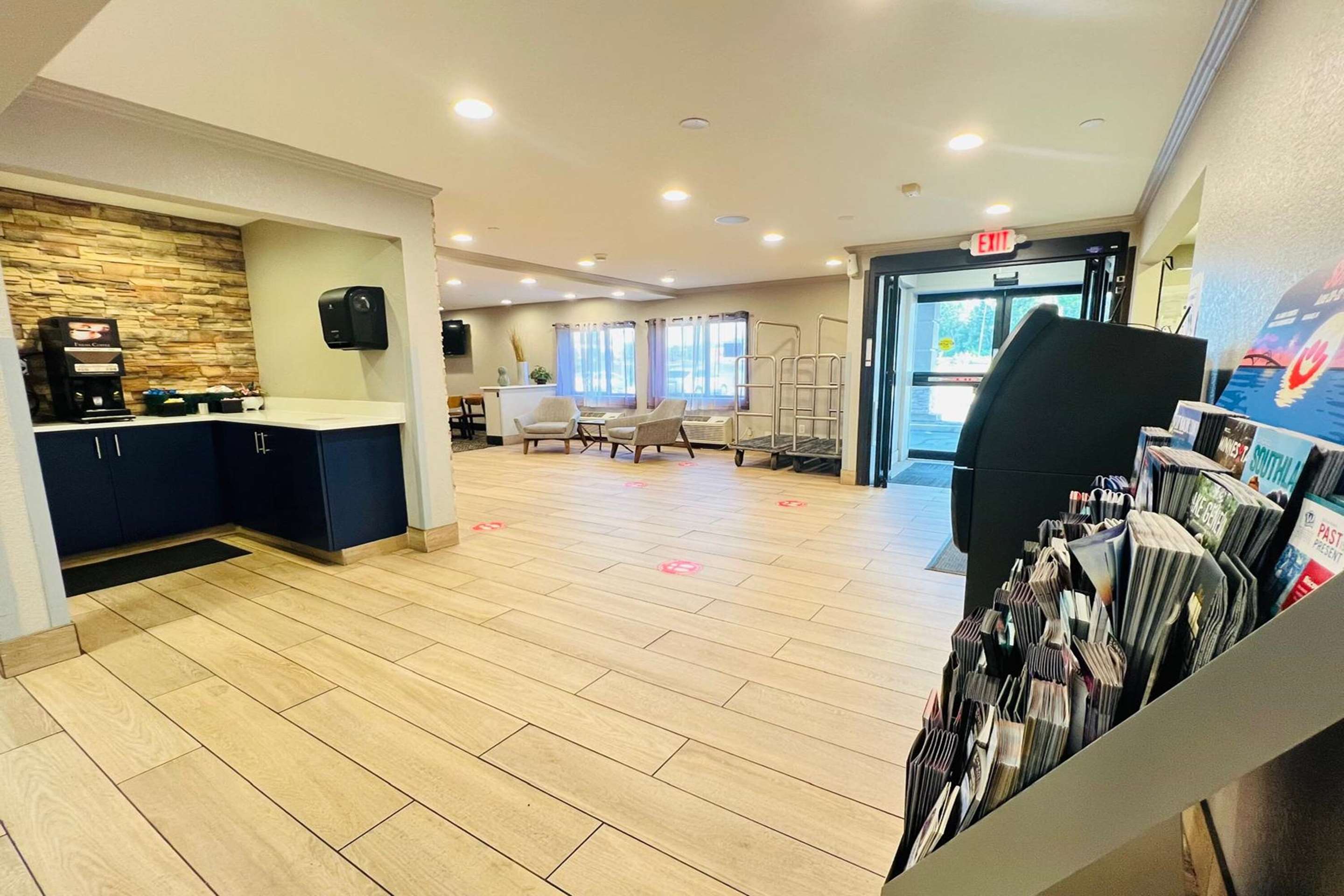 Lobby | La Quinta Inn by Wyndham Milwaukee Glendale Hampton Ave