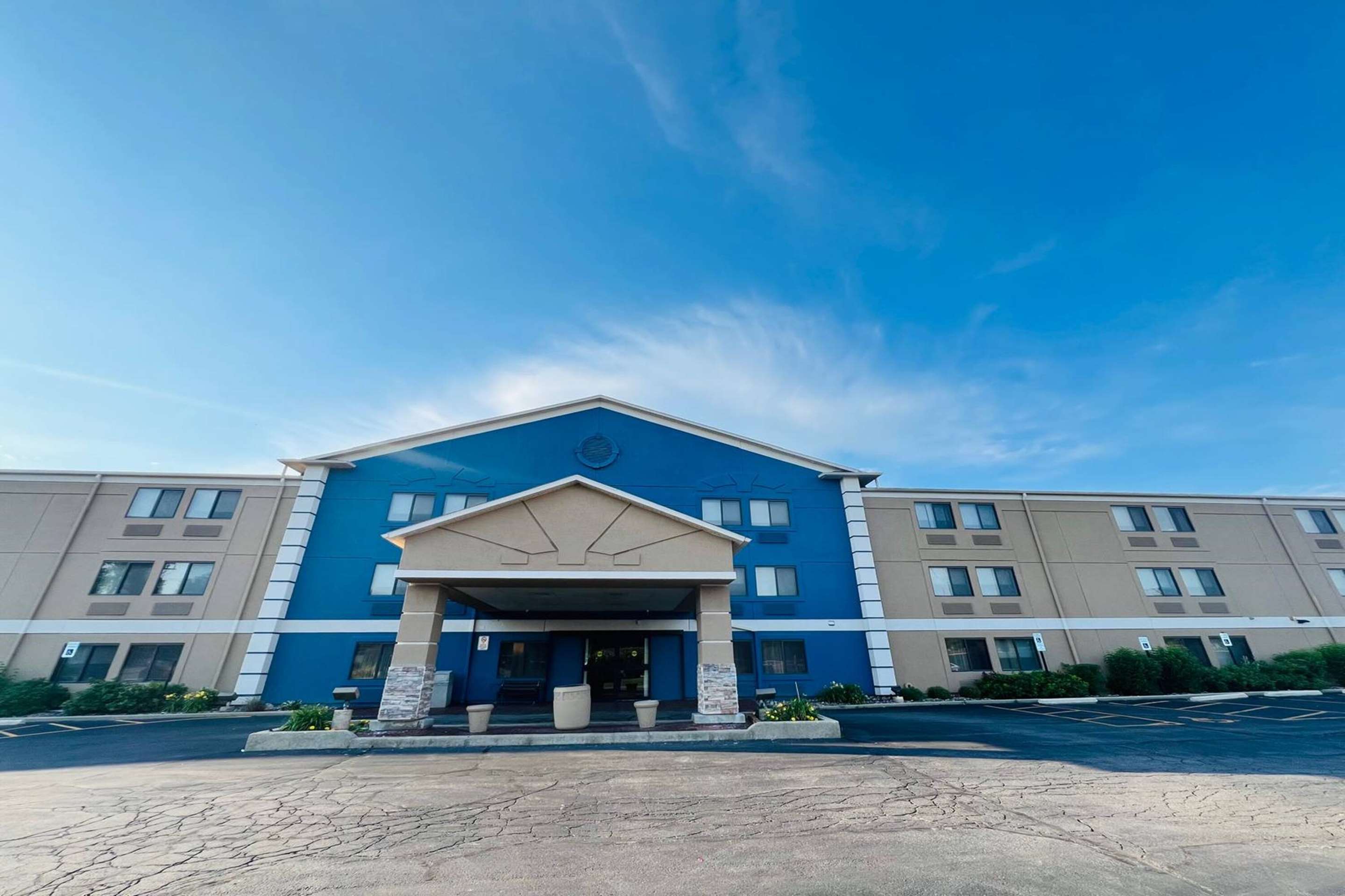 Exterior | La Quinta Inn by Wyndham Milwaukee Glendale Hampton Ave