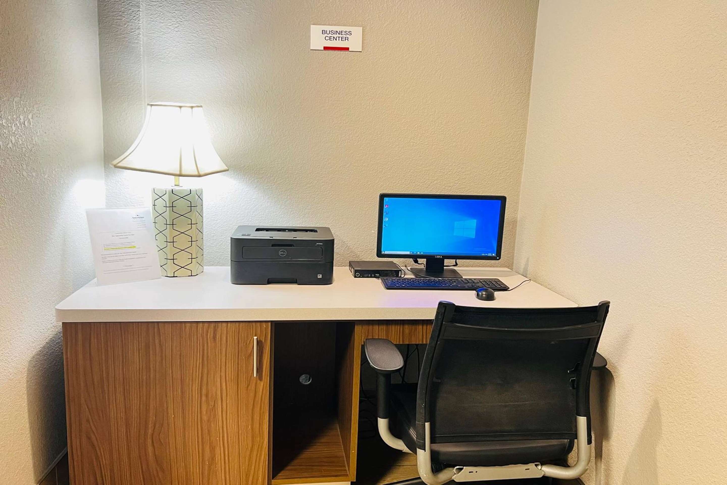 Business Center | La Quinta Inn by Wyndham Milwaukee Glendale Hampton Ave