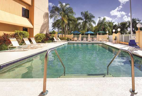Pool - La Quinta Inn & Suites Airport East Miami