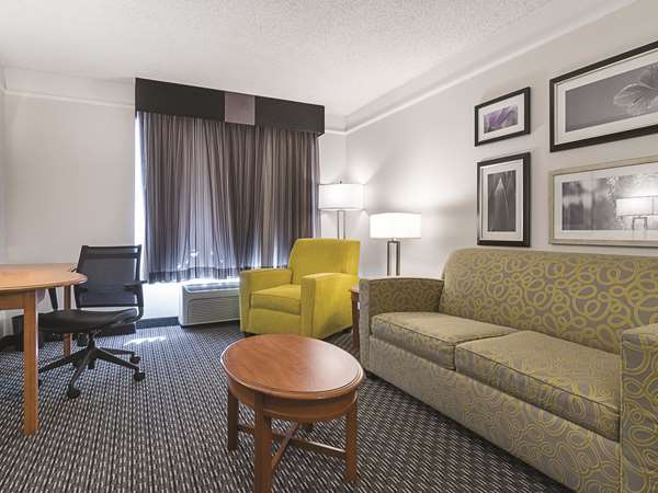 Suite - La Quinta Inn & Suites Airport East Miami