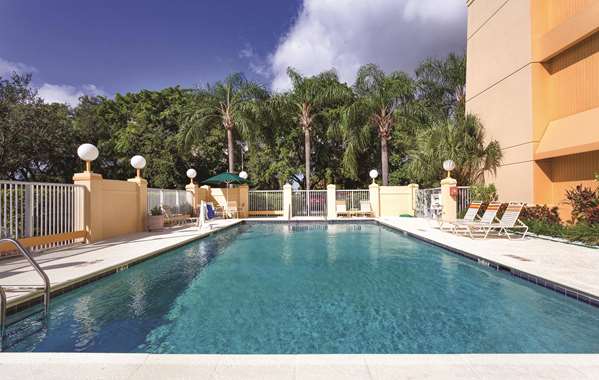 Pool - La Quinta Inn & Suites Airport East Miami