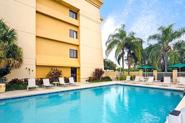 Pool - La Quinta Inn & Suites Airport East Miami