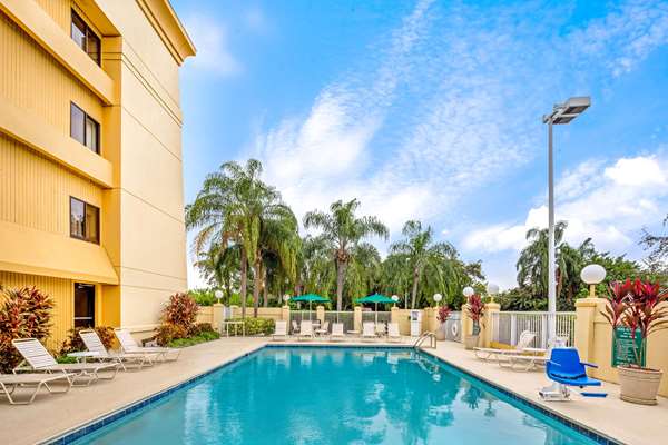 Pool - La Quinta Inn & Suites Airport East Miami