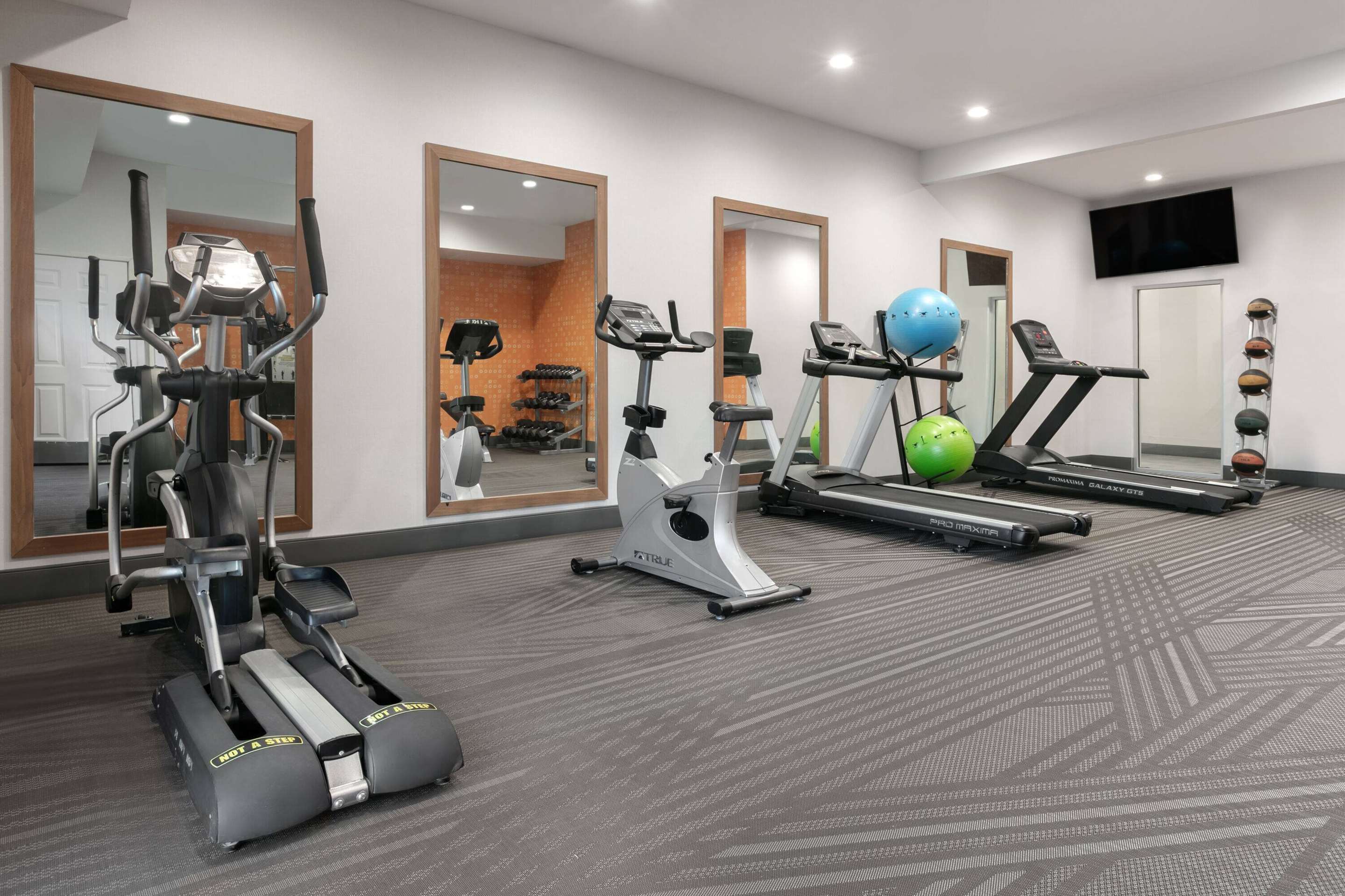 Health club fitness center gym | La Quinta Inn & Suites by Wyndham Belton - Temple South