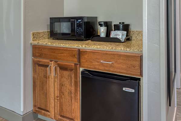  - La Quinta Inn & Suites Visalia