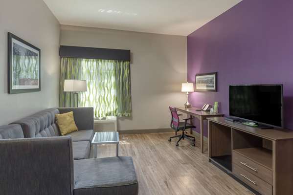  - La Quinta Inn & Suites Visalia