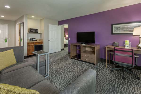  - La Quinta Inn & Suites Visalia