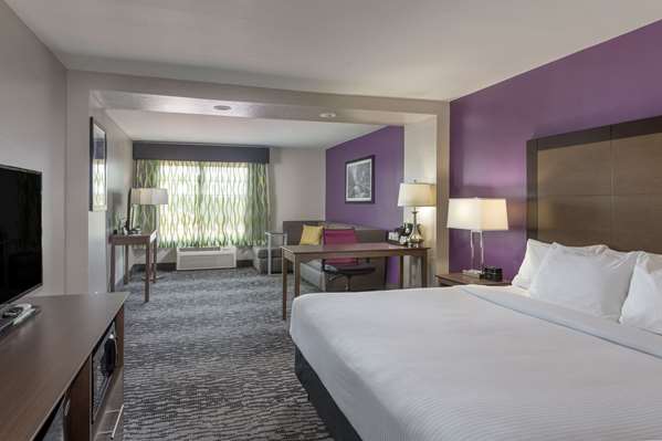  - La Quinta Inn & Suites Visalia