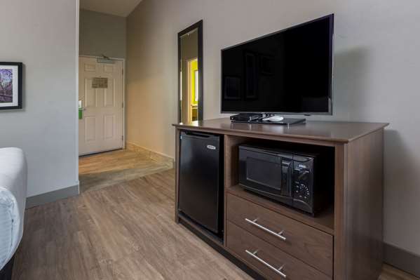  - La Quinta Inn & Suites Visalia