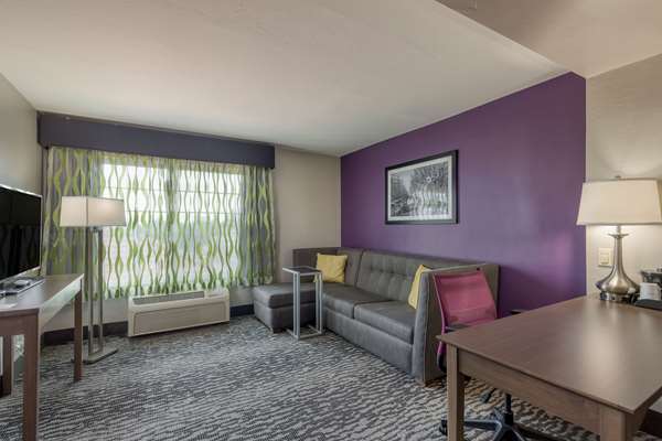 - La Quinta Inn & Suites Visalia