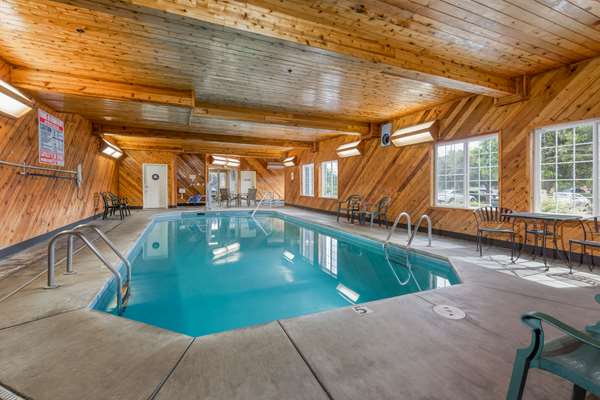 Pool - La Quinta Inn & Suites Visalia