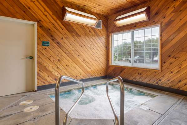 Pool - La Quinta Inn & Suites Visalia