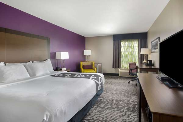  - La Quinta Inn & Suites Visalia