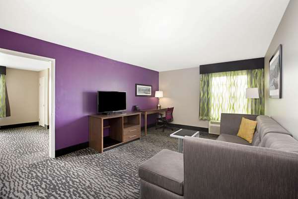 Suite - La Quinta Inn & Suites Visalia