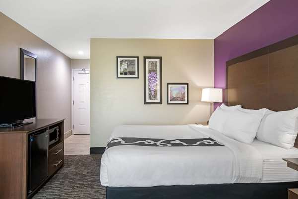  - La Quinta Inn & Suites Visalia