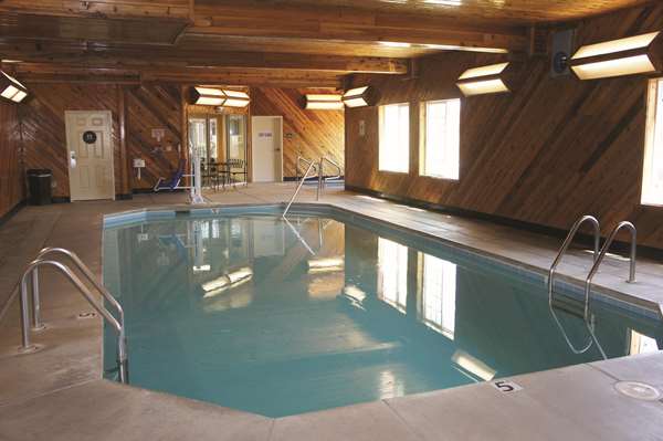 Pool - La Quinta Inn & Suites Visalia