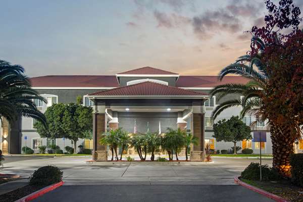 Exterior view - La Quinta Inn & Suites Visalia