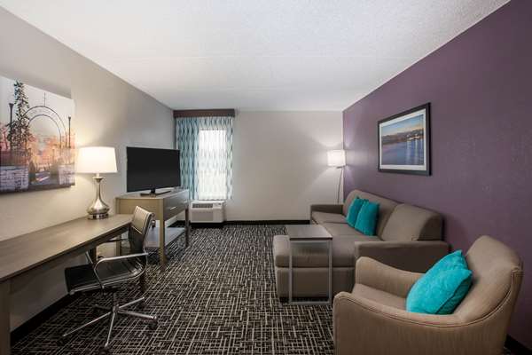 Suite - La Quinta Inn Davenport - I-74, Exit 2