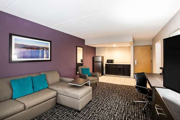 Suite - La Quinta Inn Davenport - I-74, Exit 2