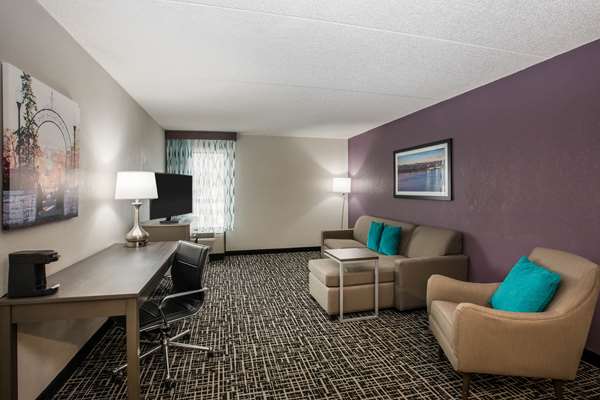 Suite - La Quinta Inn Davenport - I-74, Exit 2