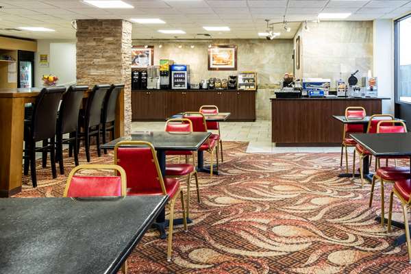  - La Quinta Inn Davenport - I-74, Exit 2