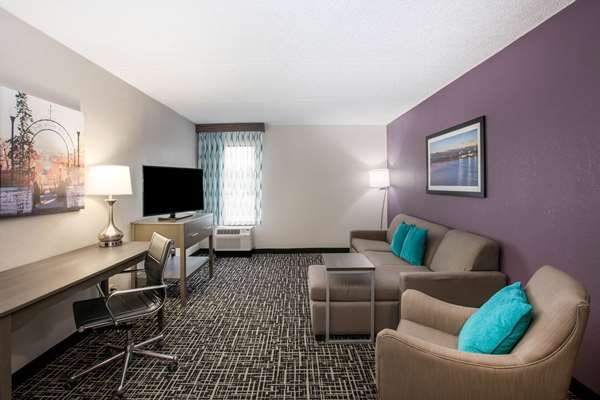 Suite - La Quinta Inn Davenport - I-74, Exit 2
