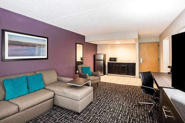 Suite - La Quinta Inn Davenport - I-74, Exit 2
