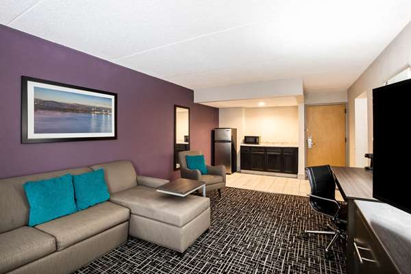 Suite - La Quinta Inn Davenport - I-74, Exit 2