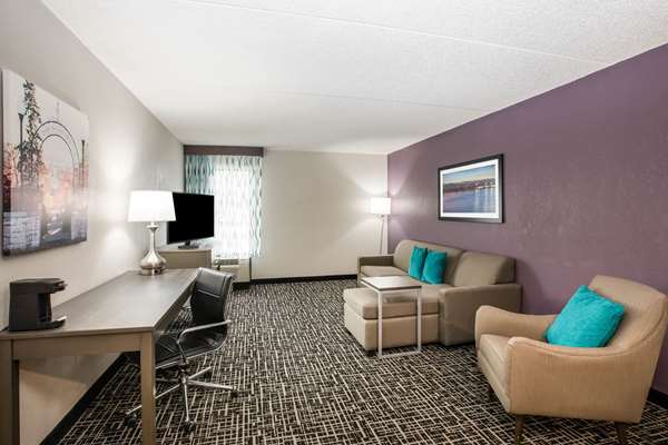 Suite - La Quinta Inn Davenport - I-74, Exit 2