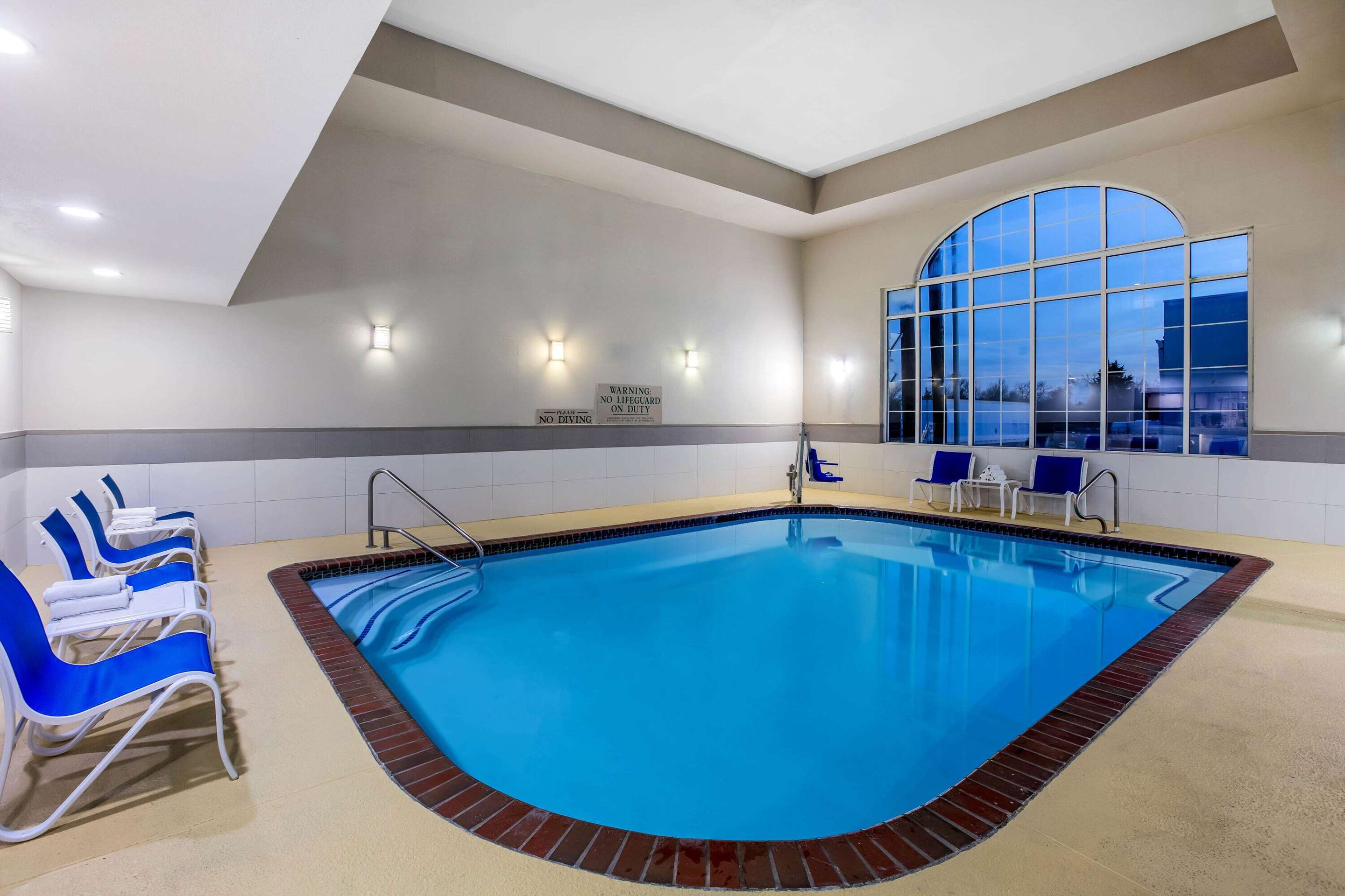 Pool | La Quinta Inn & Suites by Wyndham Dallas Mesquite