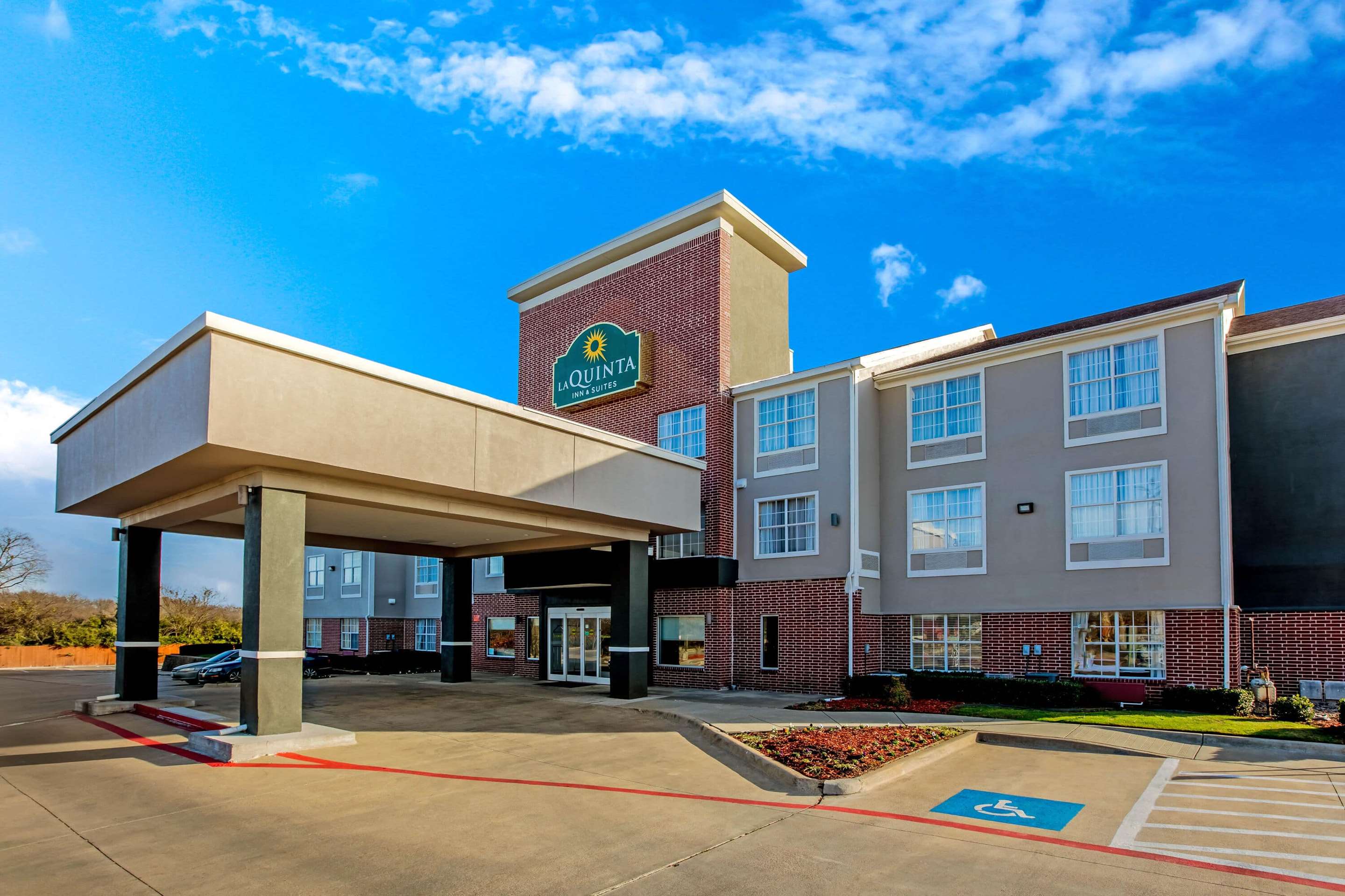 Exterior | La Quinta Inn & Suites by Wyndham Dallas Mesquite