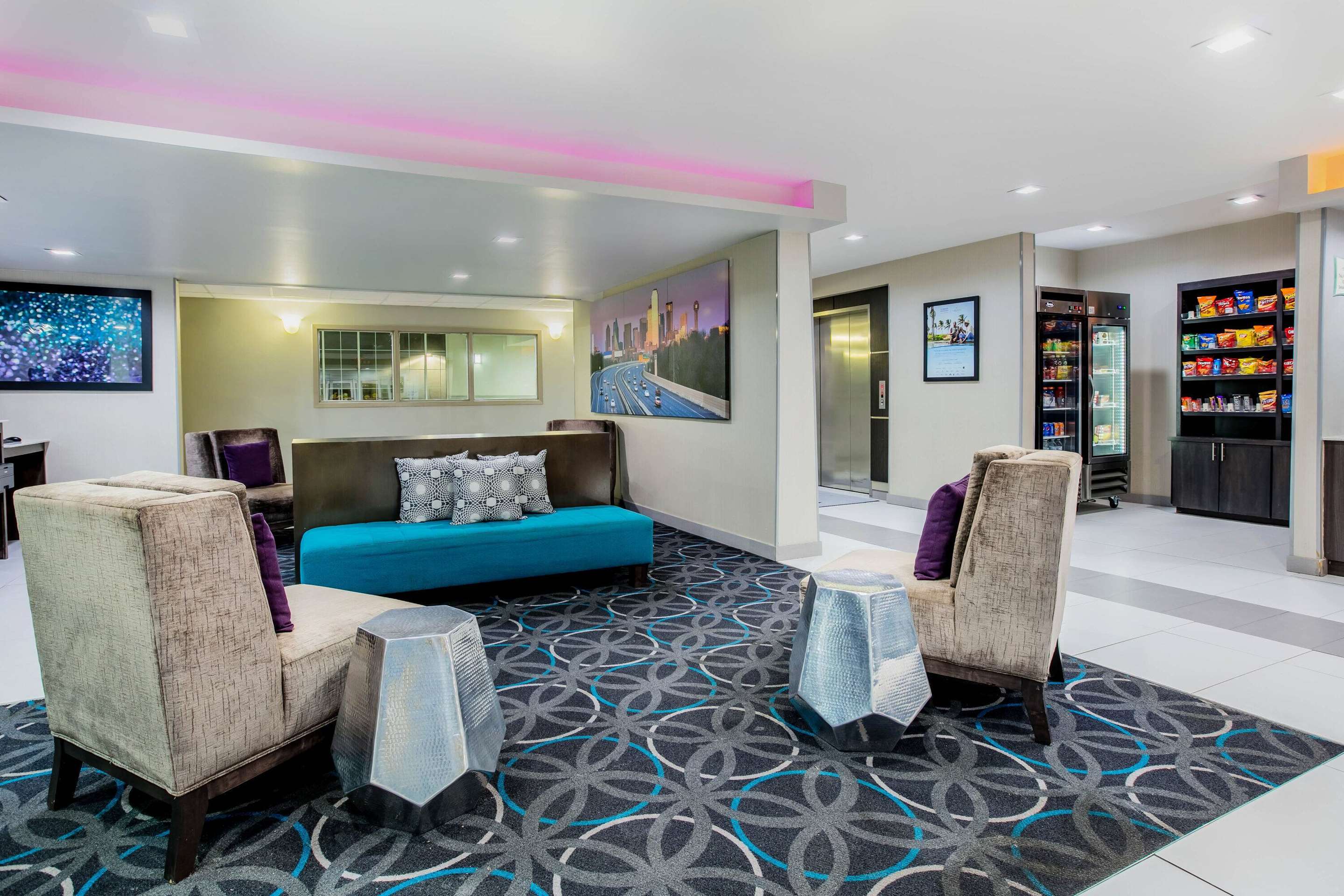 Lobby | La Quinta Inn & Suites by Wyndham Dallas Mesquite
