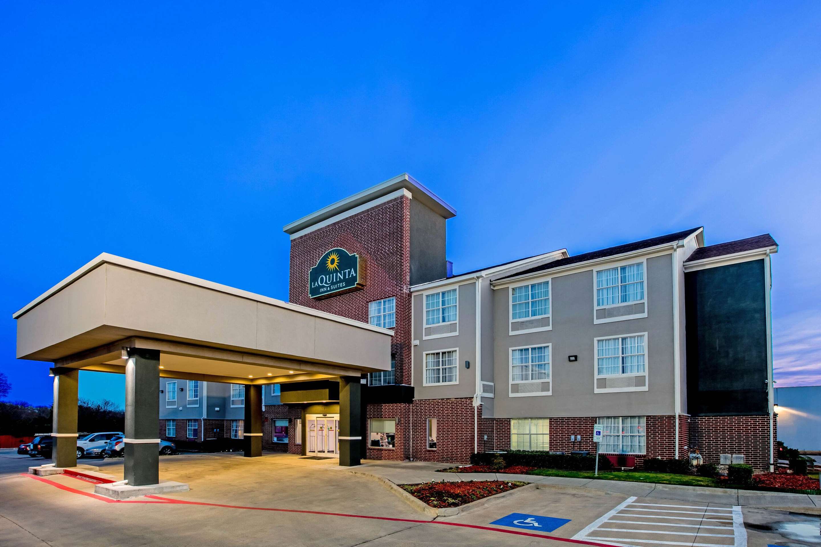 Exterior | La Quinta Inn & Suites by Wyndham Dallas Mesquite