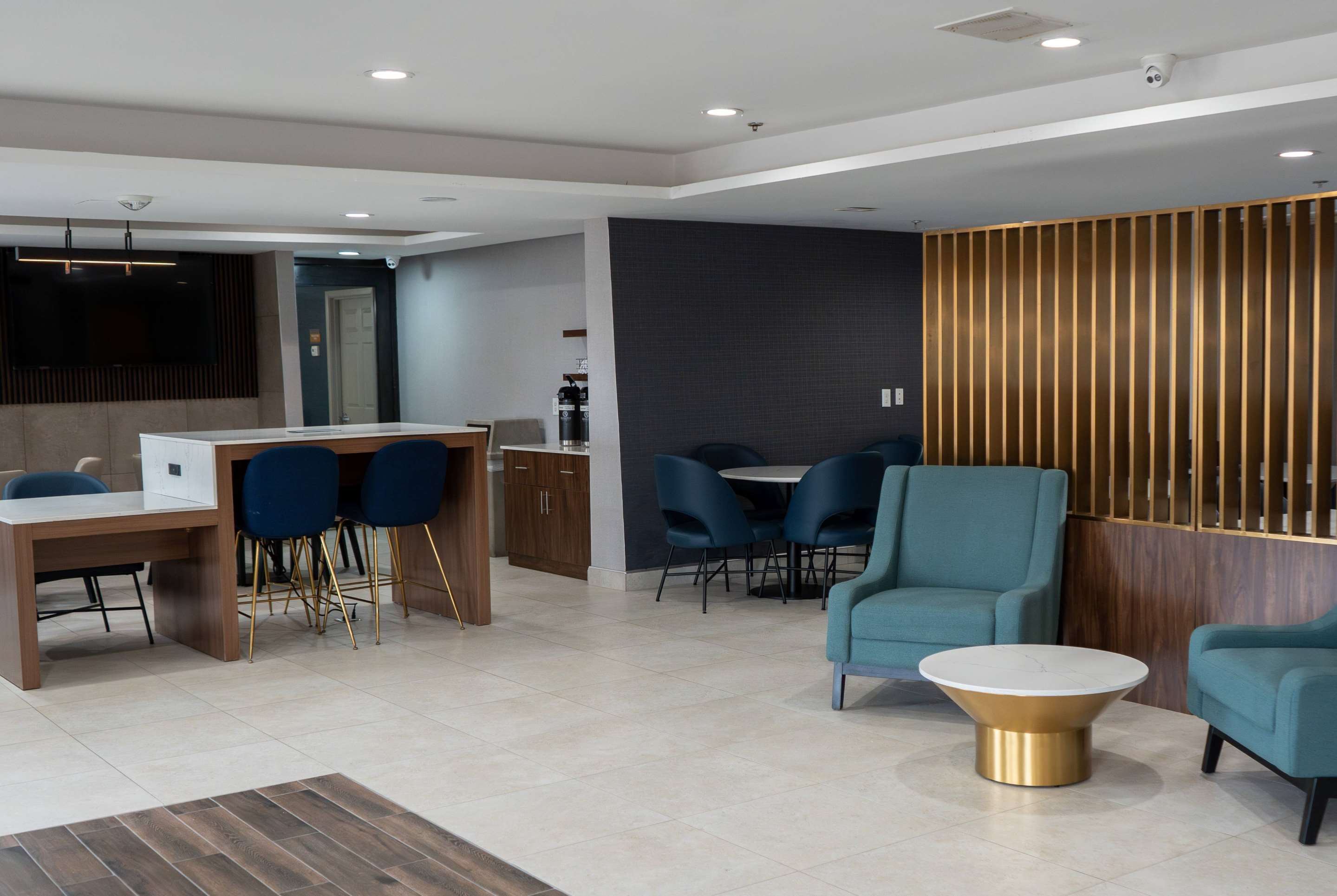 Lobby | La Quinta Inn & Suites by Wyndham Dallas Mesquite