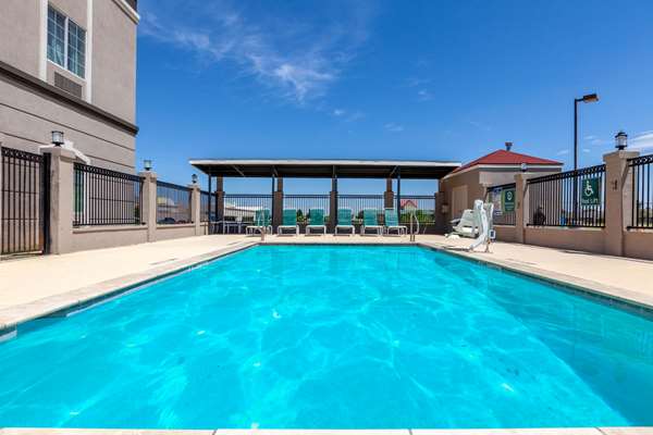 Pool - La Quinta Inn & Suites North Midland