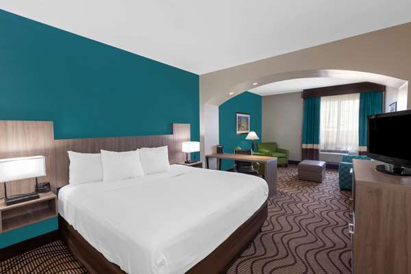 Suite - La Quinta Inn & Suites North Midland