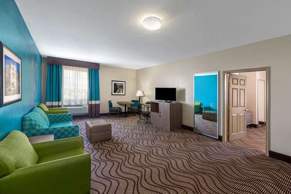Suite - La Quinta Inn & Suites North Midland
