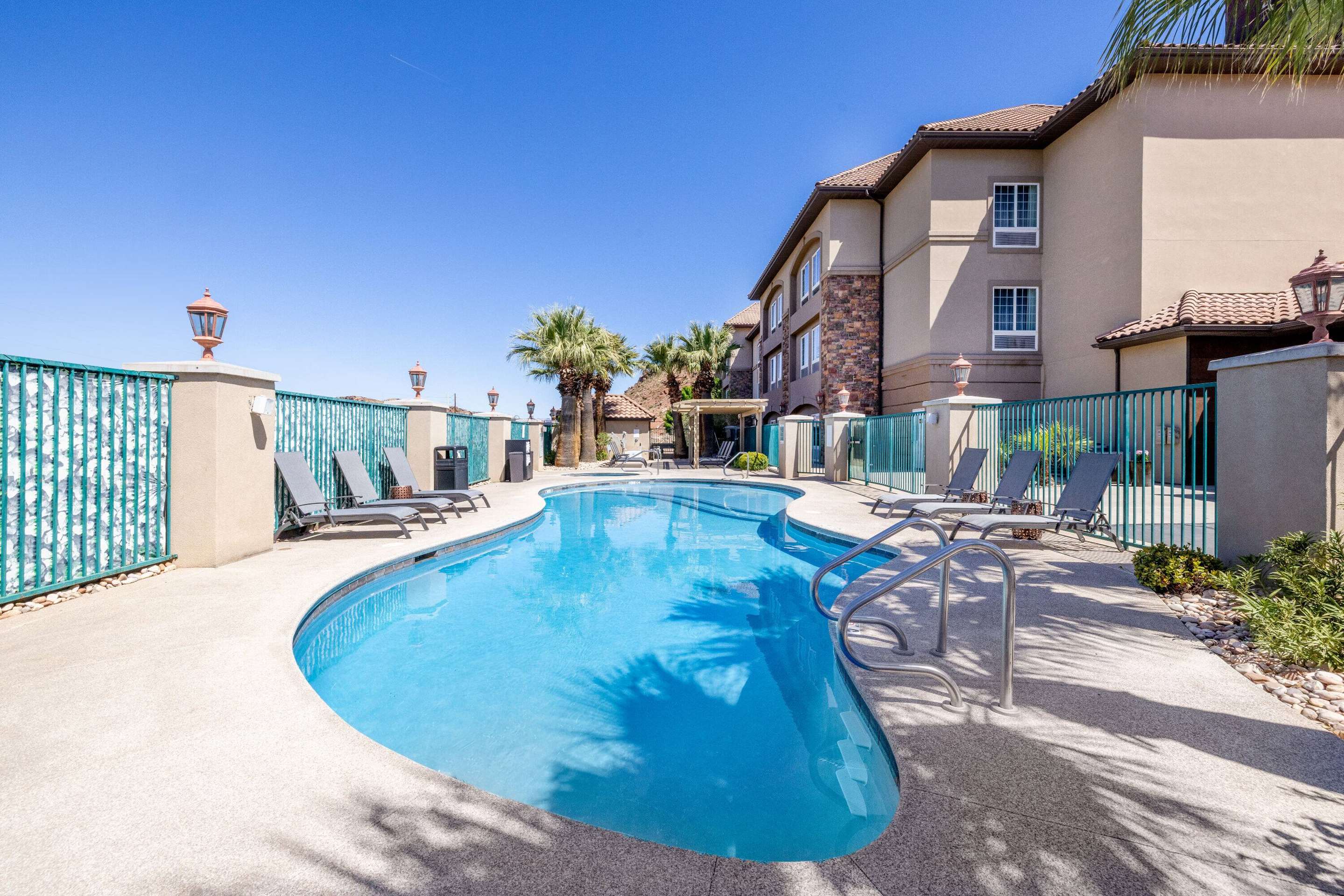 Pool | La Quinta Inn & Suites by Wyndham St. George