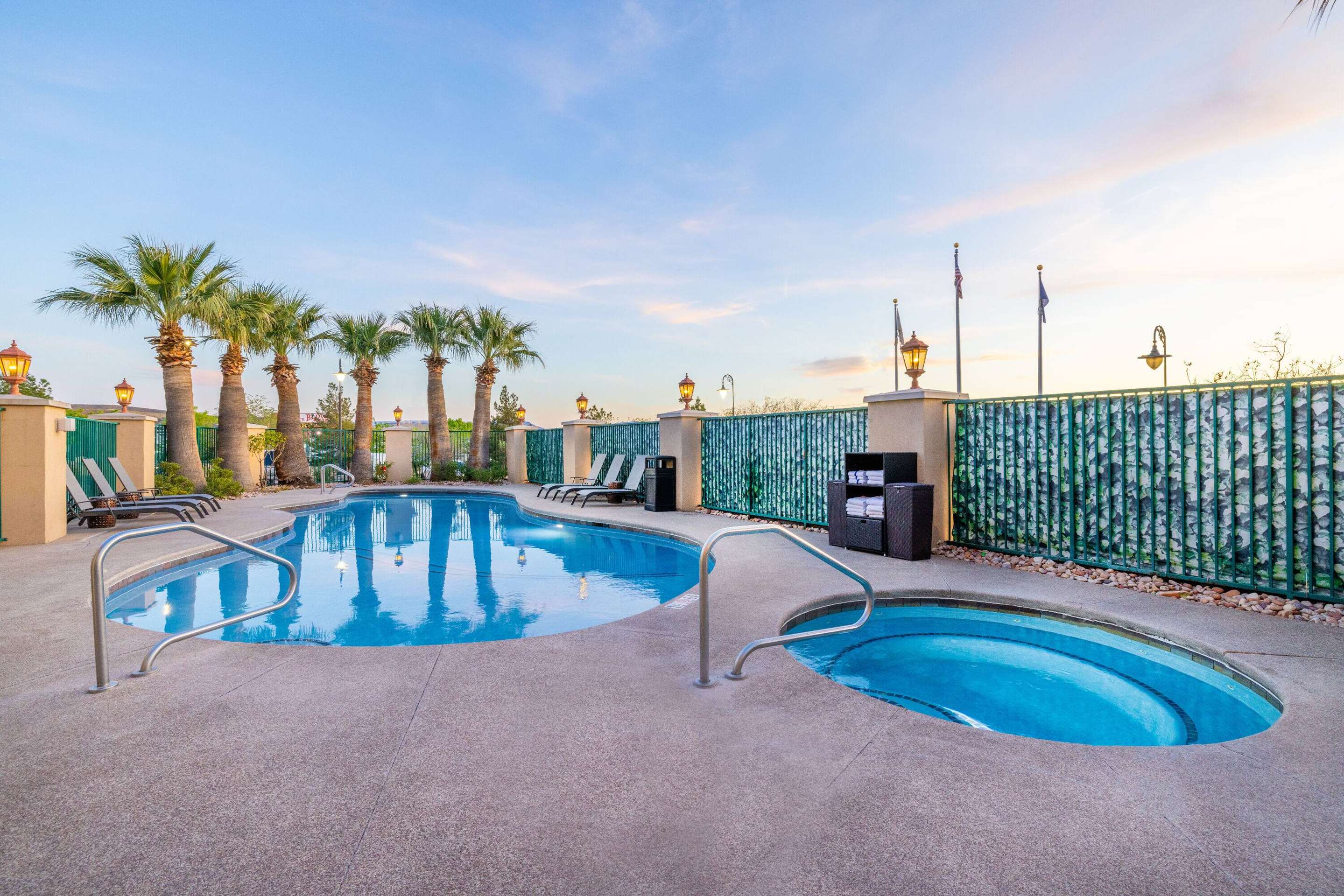 Pool | La Quinta Inn & Suites by Wyndham St. George