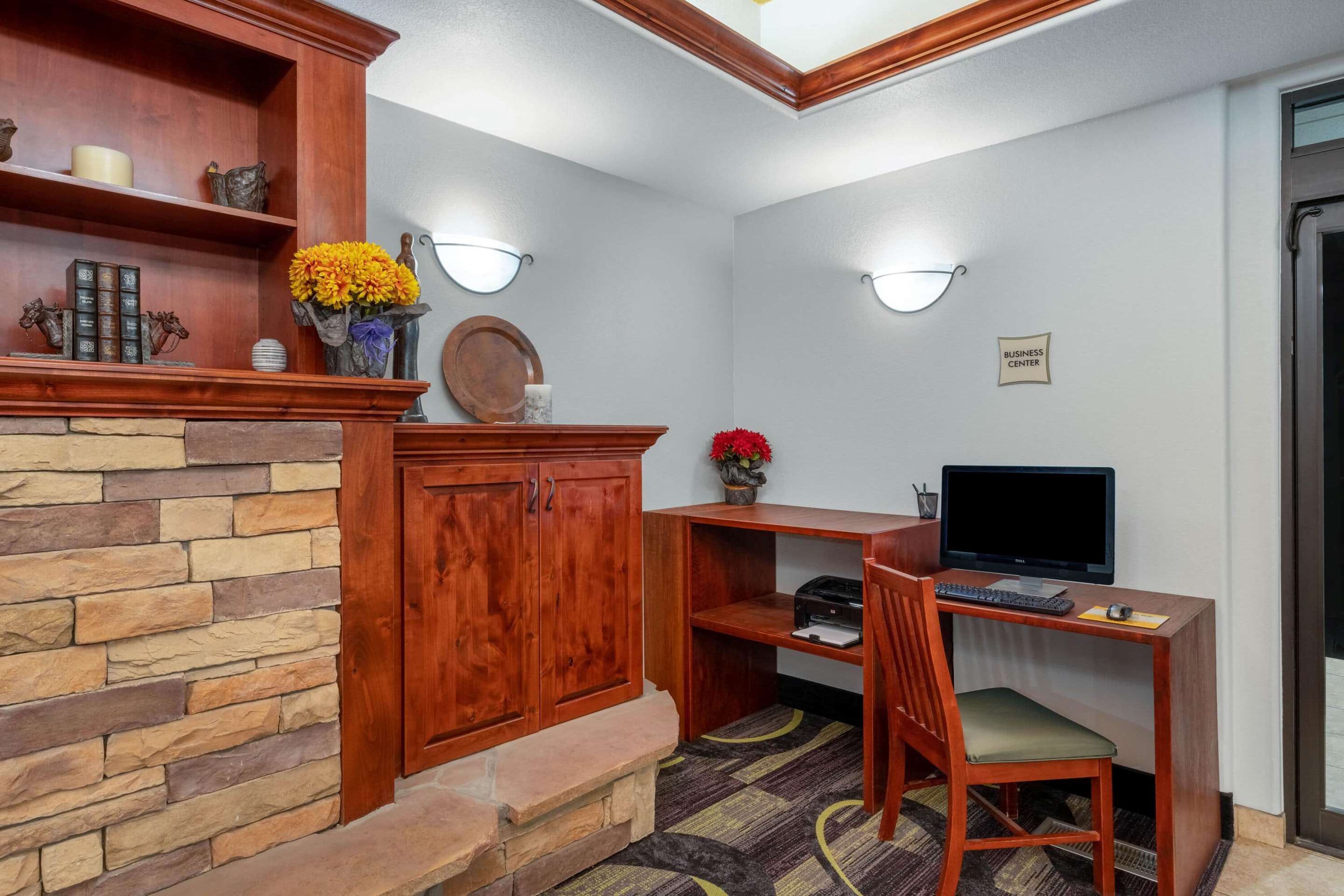 Business Center | La Quinta Inn & Suites by Wyndham Rifle