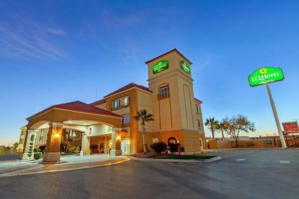 On-Site,Outdoor/Exterior,Dusk/Sunset,Exterior View of Building