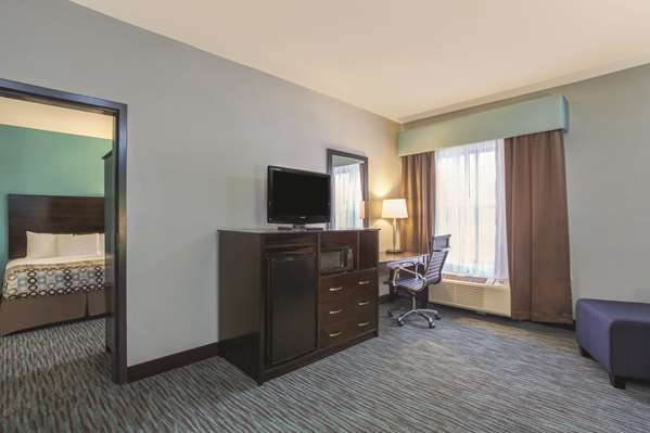 Suite - La Quinta Inn East Strawberry Plains Knoxville - I-40, Exit 398